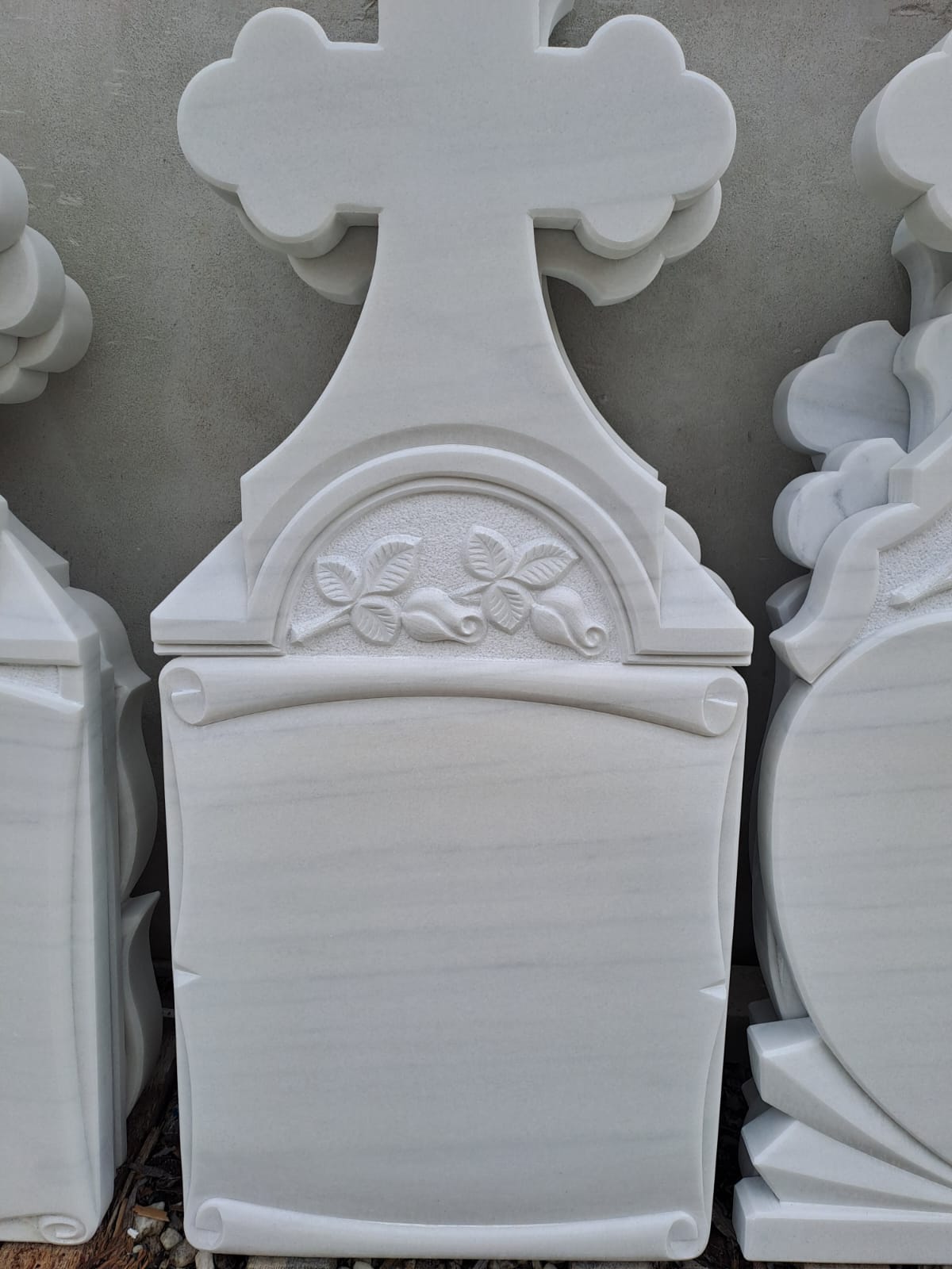 Cruce marmură cu motiv floral