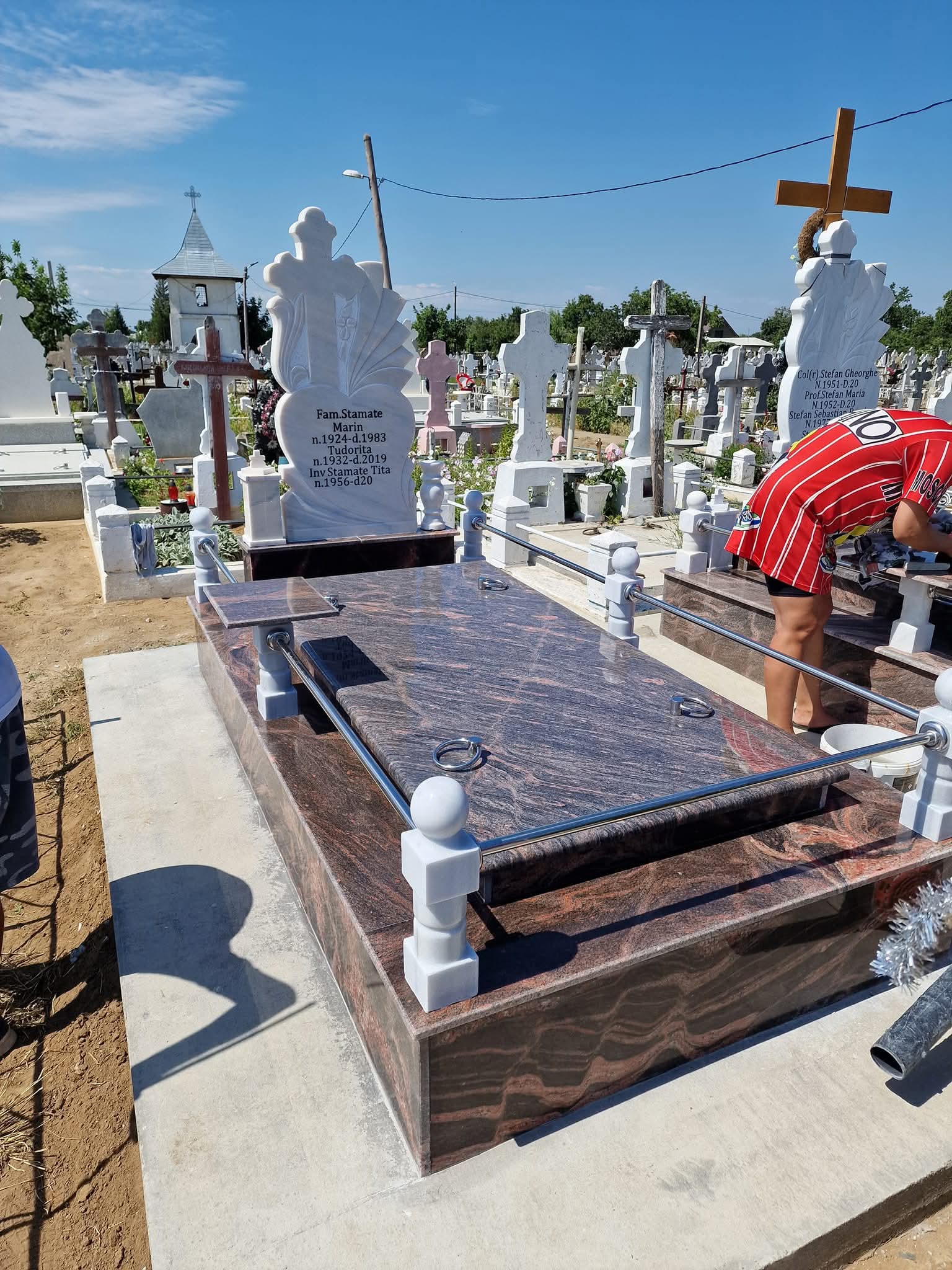 Monument granit roșu cu statui marmură