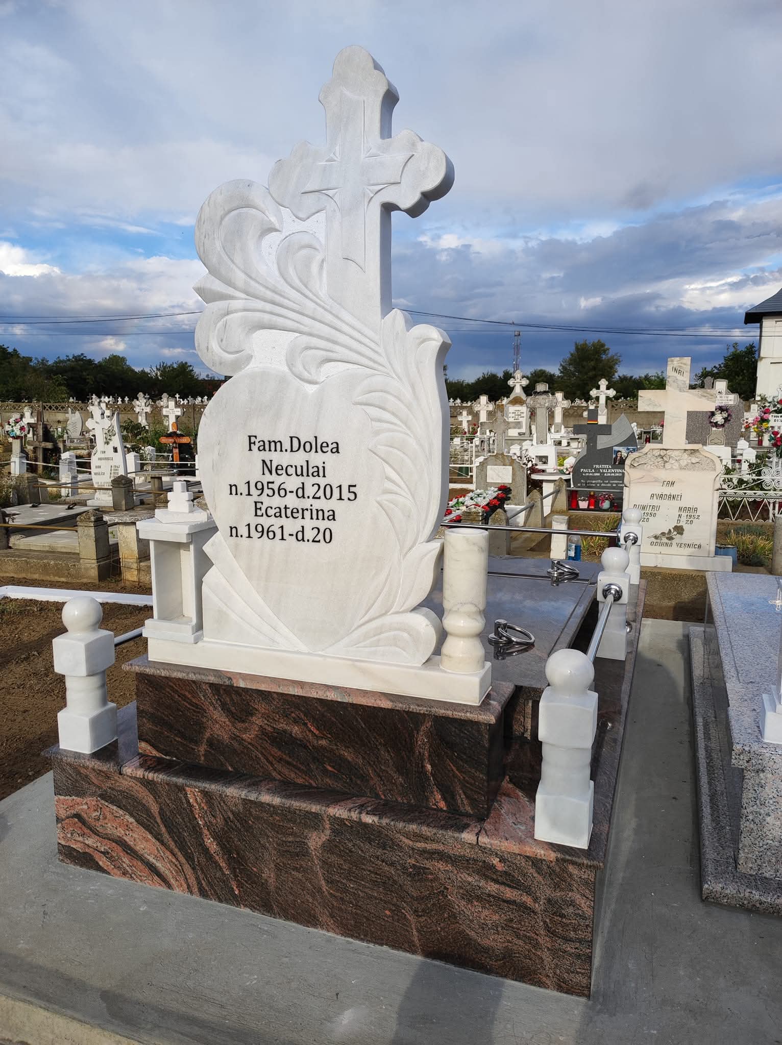 Monument marmură cu cruce inscripționat